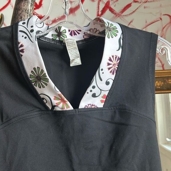 Black Tooth Tank Top with Floral Collar - Picture 9 of 10